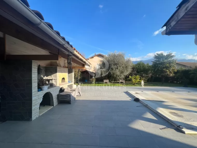 Maison à vendre avec piscine et terrain arboré à Tullins